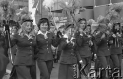 1.05.1976, Warszawa, Polska.
Pochód pierwszomajowy, dziewczyny z bibułowymi kwiatami.
Fot. Jarosław Tarań, zbiory Ośrodka KARTA [76-16]

