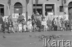 20.09.1976, Warszawa, Polska.
Rynek Starego Miasta, ludzie siedzący na ławkach.
Fot. Jarosław Tarań, zbiory Ośrodka KARTA [76-173]

