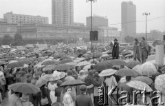 30.05.1976, Warszawa, Polska.
Cepeliada, pokaz mody na placu przed Pałacem Kultury i Nauki, w tle Domy Towarowe Centrum.
Fot. Jarosław Tarań, zbiory Ośrodka KARTA [76-124]

