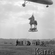 29.09.1976, Kraków (?), Polska
Transport elementów odbudowanego Pomnika Grunwaldzkiego.
Fot. Jarosław Tarań, zbiory Ośrodka KARTA [76-3]

