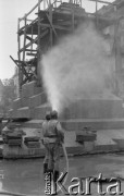 29.09.1976, Kraków, Polska
Plac Matejki, przygotowania do postawienia odbudowanego pomnika Grunwaldzkiego, mycie cokołu.
Fot. Jarosław Tarań, zbiory Ośrodka KARTA [76-4]

