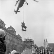 30.09.1976, Kraków, Polska
Plac Matejki, ustawianie króla Jagiełły na cokole odbudowanego Pomnika Grunwaldzkiego.
Fot. Jarosław Tarań, zbiory Ośrodka KARTA [76-68]

