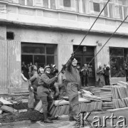 30.09.1976, Kraków, Polska
Plac Matejki, montaż odbudowanego Pomnika Grunwaldzkiego.
Fot. Jarosław Tarań, zbiory Ośrodka KARTA [76-69]

