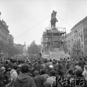 30.09.1976, Kraków, Polska
Plac Matejki, ustawianie króla Jagiełły na cokole odbudowanego Pomnika Grunwaldzkiego.
Fot. Jarosław Tarań, zbiory Ośrodka KARTA [76-69]

