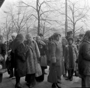 1976, Warszawa, Polska.
Pasażerowie na przystanku autobusowym.
Fot. Jarosław Tarań, zbiory Ośrodka KARTA [76-14]

