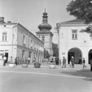 13.08.1976, Krosno n/Wisłokiem, Polska.
Nowe kwietniki na ulicy przy Rynku.
Fot. Jarosław Tarań, zbiory Ośrodka KARTA [76-118]

