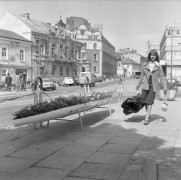 13.08.1976, Krosno n/Wisłokiem, Polska.
Nowe kwietniki w centrum miasta.
Fot. Jarosław Tarań, zbiory Ośrodka KARTA [76-118]


