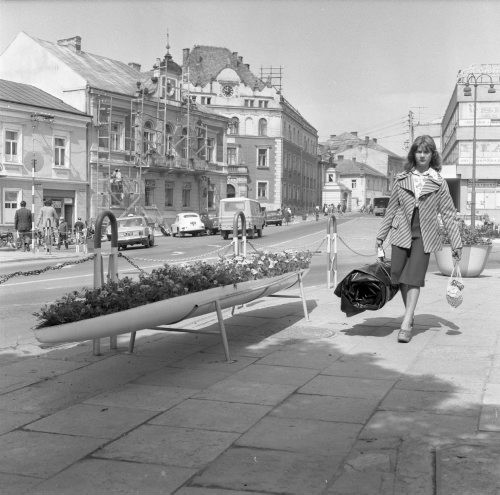 13.08.1976, Krosno n/Wisłokiem, Polska.
Nowe kwietniki w centrum miasta.
Fot. Jarosław Tarań, zbiory Ośrodka KARTA [76-118]

