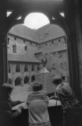 24.05.1976, Malbork, Polska.
Zamek krzyżacki w Malborku, studnia na dziedzińcu.
Fot. Jarosław Tarań, zbiory Ośrodka KARTA [76-76]

