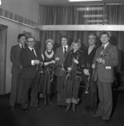 8.01.1976, Warszawa, Polska.
Stoją od lewej: Jan Englert, Tadeusz Łomnicki, Jadwiga Barańska, Daniel Olbrychski, Magdalena Zawadzka, Andrzej Łapicki, Stanisław Mikulski.
Fot. Jarosław Tarań, zbiory Ośrodka KARTA [76-9]

