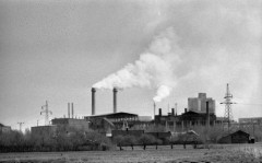 Maj 1976, Bełchatów, Polska.
Domy stojące obok elektrowni.
Fot. Jarosław Tarań, zbiory Ośrodka KARTA [76-63]

