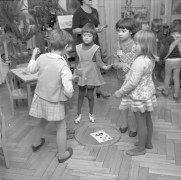 26.10.1976, Warszawa, Polska.
Przedszkole nr 89, dzieci poznają liczby.
Fot. Jarosław Tarań, zbiory Ośrodka KARTA [76-122]

