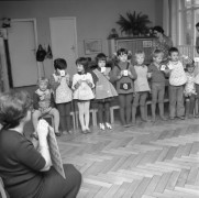 26.10.1976, Warszawa, Polska.
Przedszkole nr 89, dzieci z karteczkami przedstawiającymi różne przedmioty.
Fot. Jarosław Tarań, zbiory Ośrodka KARTA [76-122]

