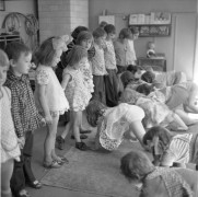 9.06.1976, Lublin, Polska.
Przedszkole nr 35 przy ul. Wschodniej, bawiące się dzieci.
Fot. Jarosław Tarań, zbiory Ośrodka KARTA [76-120]

