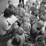 9.06.1976, Lublin, Polska.
Przedszkole nr 35 przy ul. Wschodniej, nauczycielka czytająca dzieciom bajkę.
Fot. Jarosław Tarań, zbiory Ośrodka KARTA [76-120]

