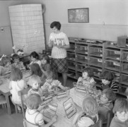 9.06.1976, Lublin, Polska.
Przedszkole nr 35 przy ul. Wschodniej, dzieci z liczydłami.
Fot. Jarosław Tarań, zbiory Ośrodka KARTA [76-120]

