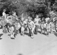 9.06.1976, Lublin, Polska.
Przedszkole nr 35 przy ul. Wschodniej, bawiące się dzieci.
Fot. Jarosław Tarań, zbiory Ośrodka KARTA [76-121]

