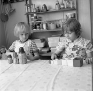 9.06.1976, Lublin, Polska.
Przedszkole nr 35 przy ul. Wschodniej, bawiące się dziewczynki.
Fot. Jarosław Tarań, zbiory Ośrodka KARTA [76-121]

