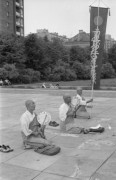 1976, Warszawa, Polska.
Plac Teatralny, buddyjscy mnisi przed pomnikiem Nike.
Fot. Jarosław Tarań, zbiory Ośrodka KARTA [76-13]

