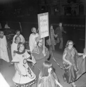 23.10.1976, Warszawa, Polska.
Otrzęsiny studentów Wydziału Filozofii Unisersytetu Warszawskiego.
Fot. Jarosław Tarań, zbiory Ośrodka KARTA [76-102]
