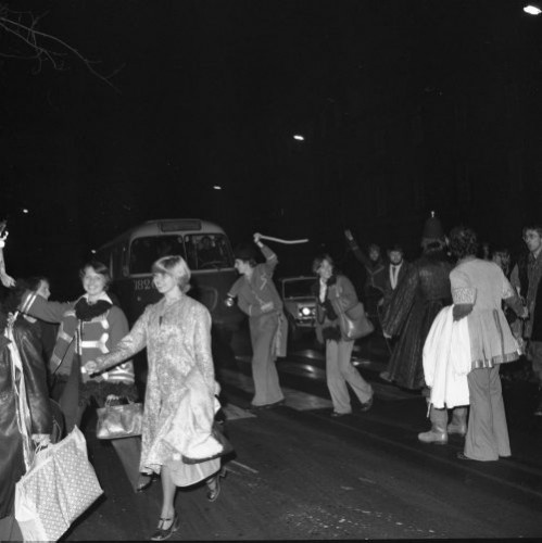 23.10.1976, Warszawa, Polska.
Otrzęsiny studentów Wydziału Filozofii Unisersytetu Warszawskiego.
Fot. Jarosław Tarań, zbiory Ośrodka KARTA [76-102]