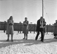 19.02.1976, Lublin Majdanek, Polska.
Obóz zagłady, plan filmowy. Kobiety w pasiakach i reżyser, w tle baraki.
Fot. Jarosław Tarań, zbiory Ośrodka KARTA [76-59]

