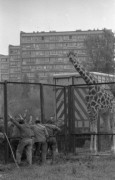 2.10.1976, Warszawa, Polska.
Ogród zoologiczny, transport żyrafy.
Fot. Jarosław Tarań, zbiory Ośrodka KARTA [76-30]

