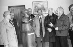 Kwiecień 1976, Biskupin, Polska.
Walenty Szwajcer, odkrywca osady w Biskupinie przed swoim popiersiem. Od lewej stoją: prof. Zdzisław Sochacki, prof. Jerzy Okulicz-Kozaryn, NN, Jan Jaskanis, NN, z prawej Wiesław Zajączkowski.
Fot. Jarosław Tarań, zbiory Ośrodka KARTA [76-31]

