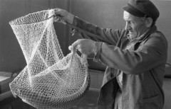 Maj 1976, Wierzbica, Polska.
Ośrodek Rybacki, pracownik z rybą.
Fot. Jarosław Tarań, zbiory Ośrodka KARTA [76-97]

