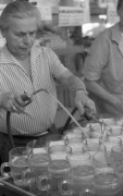 26.06.1976, Kęty k/Żywca, Polska.
Barman nalewający piwo do kufli.
Fot. Jarosław Tarań, zbiory Ośrodka KARTA [76-87]

