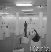 8.02.1977, Warszawa, Polska.
Tańczące rzeźby Doroty Kwapiszewskiej, tancerki, która po odniesionej kontuzji zajęła się twórczością plastyczną.
Fot. Jarosław Tarań, zbiory Ośrodka KARTA [77-1]

