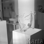 8.02.1977, Warszawa, Polska.
Tańczące rzeźby Doroty Kwapiszewskiej, tancerki, która po odniesionej kontuzji zajęła się twórczością plastyczną.
Fot. Jarosław Tarań, zbiory Ośrodka KARTA [77-1]

