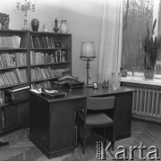 8.02.1977, Warszawa, Polska.
Muzeum Władysława Broniewskiego w domu przy ul. Dąbrowskiego 51, w którym poeta spędził ostatnie lata życia. Biurko poety i jego maszyna do pisania.
Fot. Jarosław Tarań, zbiory Ośrodka KARTA [77-2]