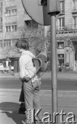 24.03.1977, Warszawa, Polska.
Ulica Marszałkowska - różne sposoby noszenia dzieci.
Fot. Jarosław Tarań, zbiory Ośrodka KARTA [77-10]