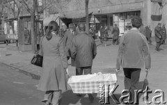 24.03.1977, Warszawa, Polska.
Różne sposoby noszenia dzieci.
Fot. Jarosław Tarań, zbiory Ośrodka KARTA [77-10]
