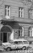 24.03.1977, Warszawa, Polska.
Ulica Wilcza 56, karetka pogotowia przed budynkiem.
Fot. Jarosław Tarań, zbiory Ośrodka KARTA [77-10]