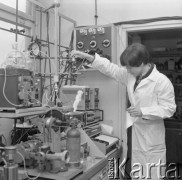 7.02.1977, Warszawa, Polska.
Instytut Chemii Organicznej Polskiej Akademii Nauk, laboratorium.
Fot. Jarosław Tarań, zbiory Ośrodka KARTA [77-17]