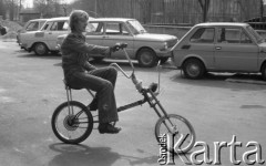 28.04.1977, Warszawa, Polska.
Rower własnej konstrukcji.
Fot. Jarosław Tarań, zbiory Ośrodka KARTA [77-83]
