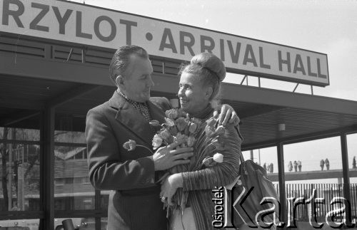 8.05.1977, Warszawa, Polska.
Port Lotniczy Okęcie, podróżni przed halą przylotów.
Fot. Jarosław Tarań, zbiory Ośrodka KARTA [77-34]