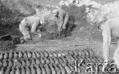25.03.1977, Warszawa - Kawęczyn, Polska.
Żołnierze Warszawskiej Grupy Rozminowania podczas wydobywania granatów moździeżowych.
Fot. Jarosław Tarań, zbiory Ośrodka KARTA [77-27]
