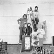 2.02.1977, Warszawa, Polska.
Członkowie rodziny Lewandowskich zajmujący się rzemiosłem artystycznym.
Fot. Jarosław Tarań, zbiory Ośrodka KARTA [77-13]