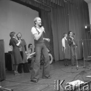 Styczeń 1977, Warszawa, Polska.
Teatr na Targówku, występ zespołu muzycznego.
Fot. Jarosław Tarań, zbiory Ośrodka KARTA [77-7]