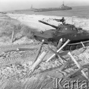 16.03.1977, Ustka, Polska
Niebieskie Berety na poligonie w okolicach Ustki, czołg na plaży.
Fot. Jarosław Tarań, zbiory Ośrodka KARTA [77-22]