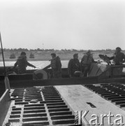 16.03.1977, Ustka, Polska
Żołnierze z Niebieskich Beretów na poligonie w okolicach Ustki.
Fot. Jarosław Tarań, zbiory Ośrodka KARTA [77-22]