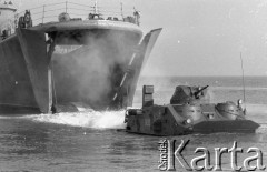 16.03.1977, Ustka, Polska
Niebieskie Berety na poligonie w okolicach Ustki.
Fot. Jarosław Tarań, zbiory Ośrodka KARTA [77-23]
