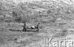 16.03.1977, Ustka, Polska
Niebieskie Berety na poligonie w okolicach Ustki, przenoszenie rannego na noszach.
Fot. Jarosław Tarań, zbiory Ośrodka KARTA [77-24]
