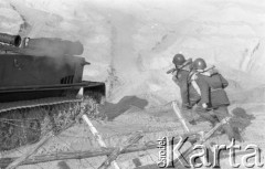 16.03.1977, Ustka, Polska
Niebieskie Berety na poligonie w okolicach Ustki.
Fot. Jarosław Tarań, zbiory Ośrodka KARTA [77-24]

