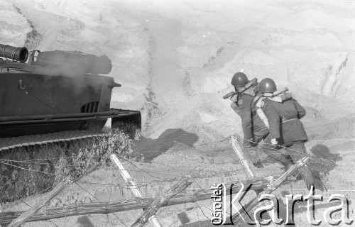 16.03.1977, Ustka, Polska
Niebieskie Berety na poligonie w okolicach Ustki.
Fot. Jarosław Tarań, zbiory Ośrodka KARTA [77-24]
