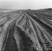16.03.1977, Ustka, Polska
Niebieskie Berety na poligonie w okolicach Ustki, ślady pozostawione na plaży przez gąsienice czołgów.
Fot. Jarosław Tarań, zbiory Ośrodka KARTA [77-25]