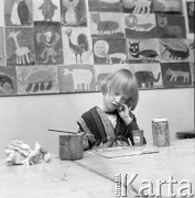 28.03.1977, Warszawa, Polska.
Młodzieżowy Dom Kultury przy ulicy Łazienkowskiej, dziewczynka malująca obrazek podczas zajęć plastycznych.
Fot. Jarosław Tarań, zbiory Ośrodka KARTA [77-123]